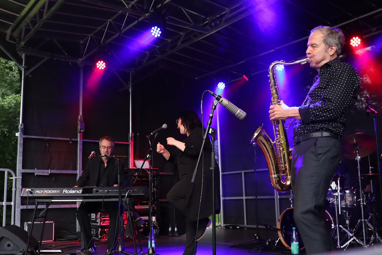 Liveband mit Saxofon und farbigem Bühnenlicht